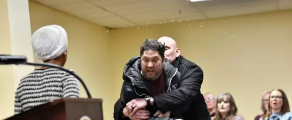 MINNESOTA : L&rsquo;élue démocrate Ilhan Omar agressée à la seringue